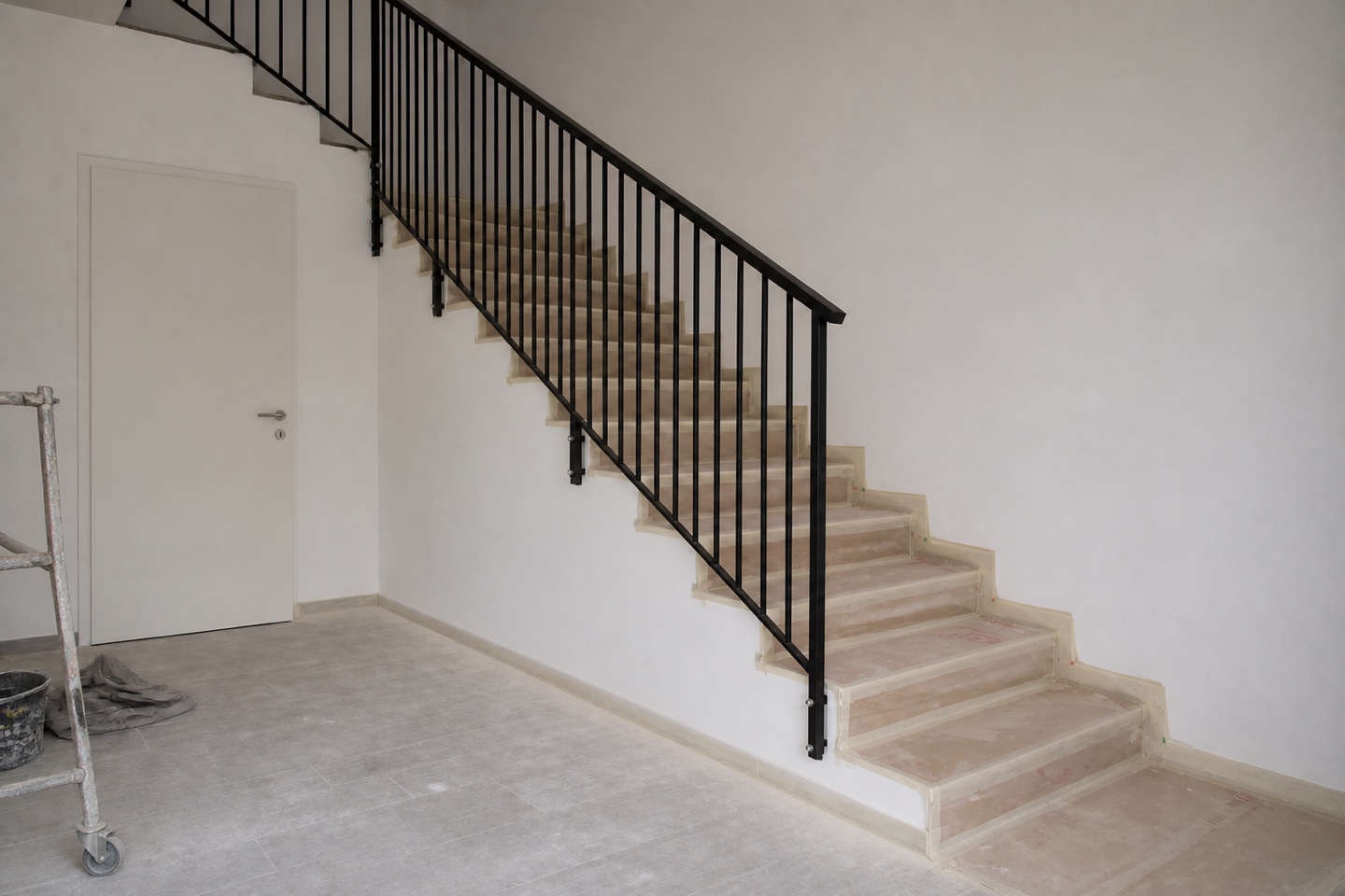 Ricostruzione visiva della scala in cantiere, con gradini protetti e parapetto installato
